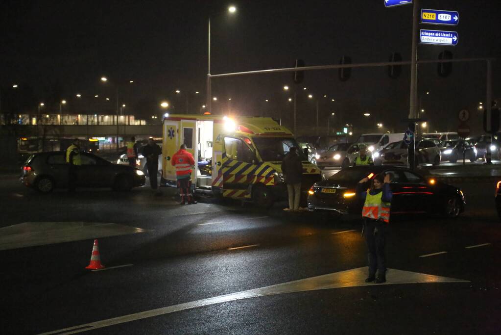 Ongeval tussen ambulance en personenauto op kruising