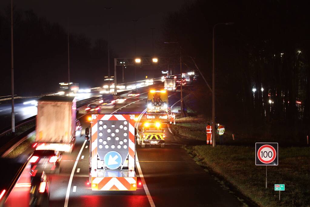 Auto belandt tegen lichtmast op A27, weg deels afgesloten