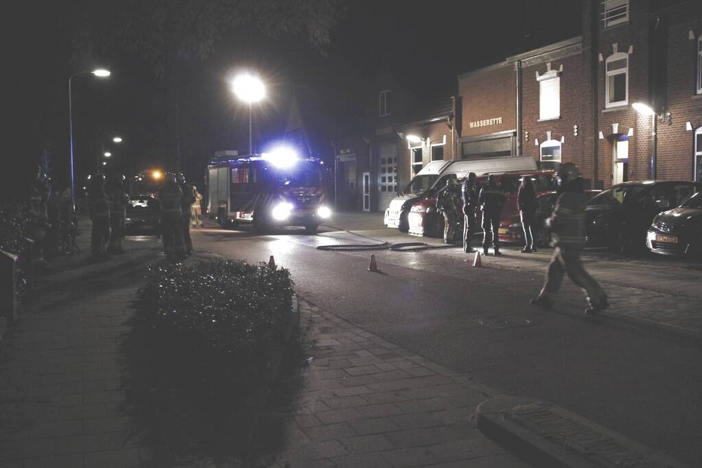 Brandweer blust brand in woning