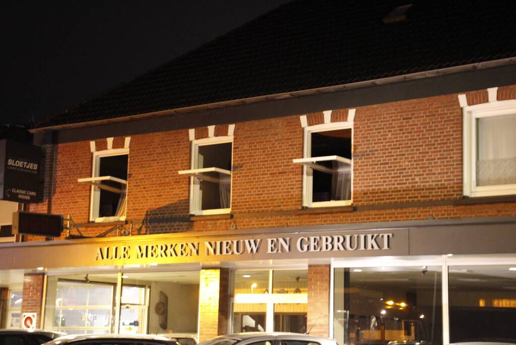 Brandweer blust brand in woning