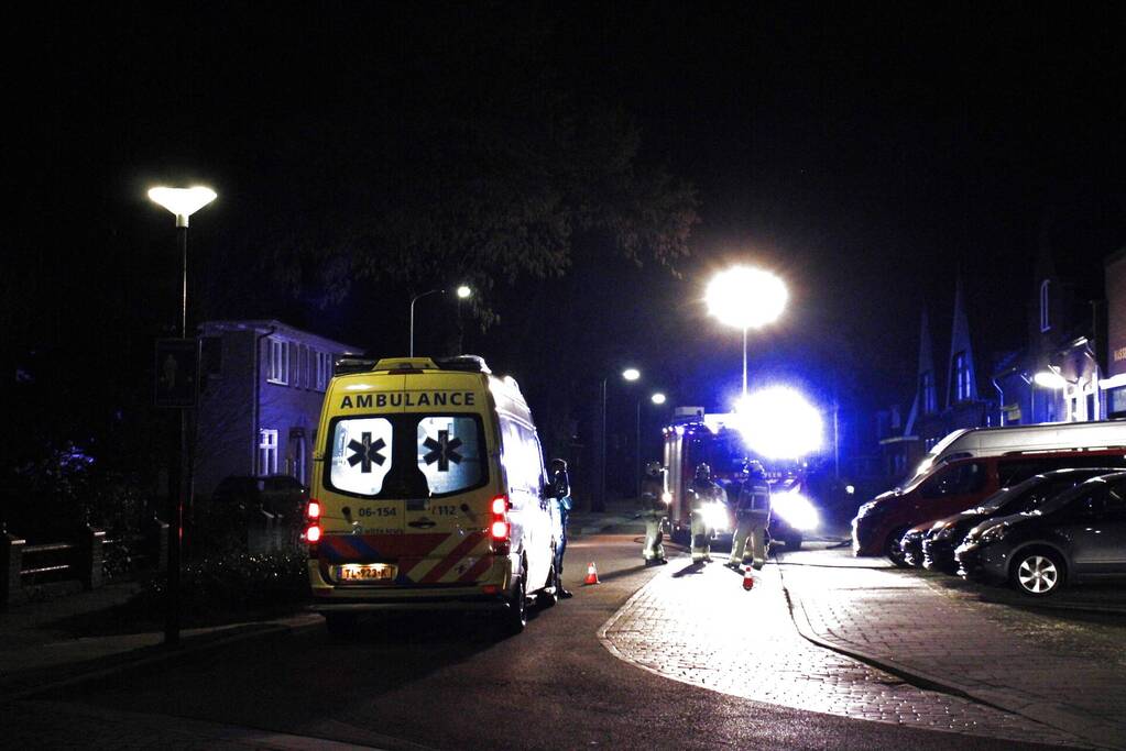 Brandweer blust brand in woning