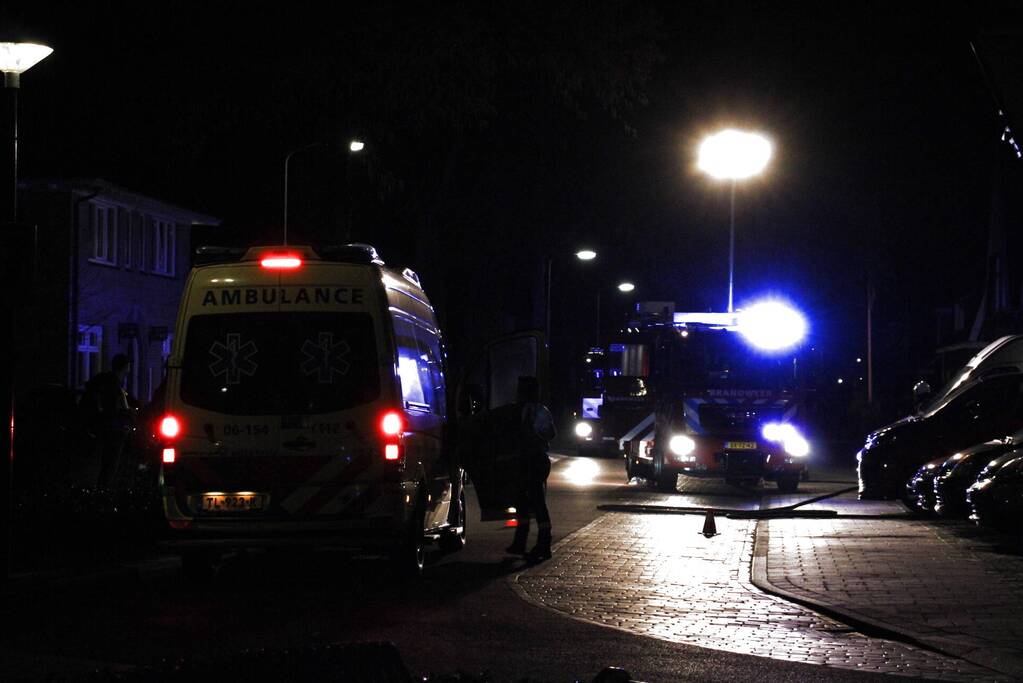 Brandweer blust brand in woning