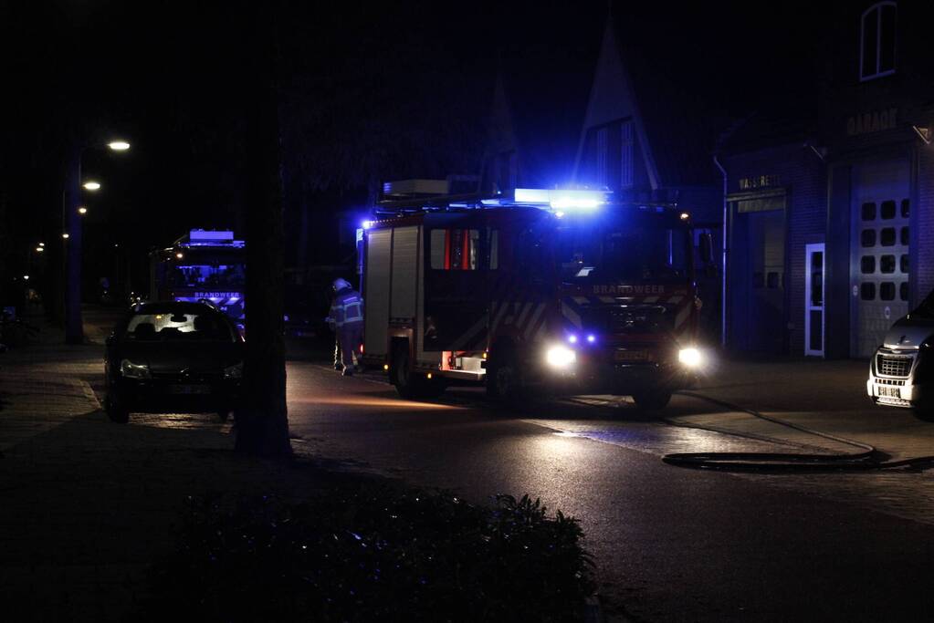 Brandweer blust brand in woning