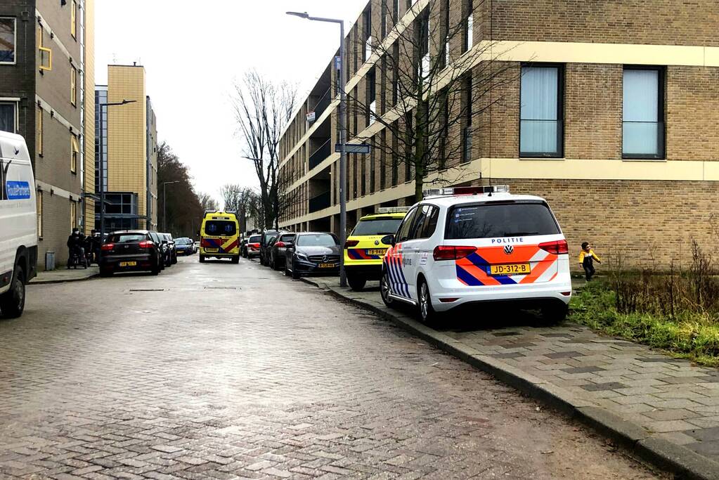 Persoon zwaargewond na brand in woning