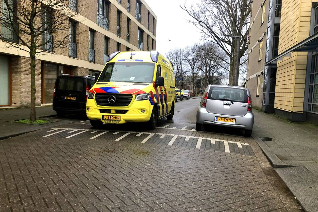 Persoon zwaargewond na brand in woning