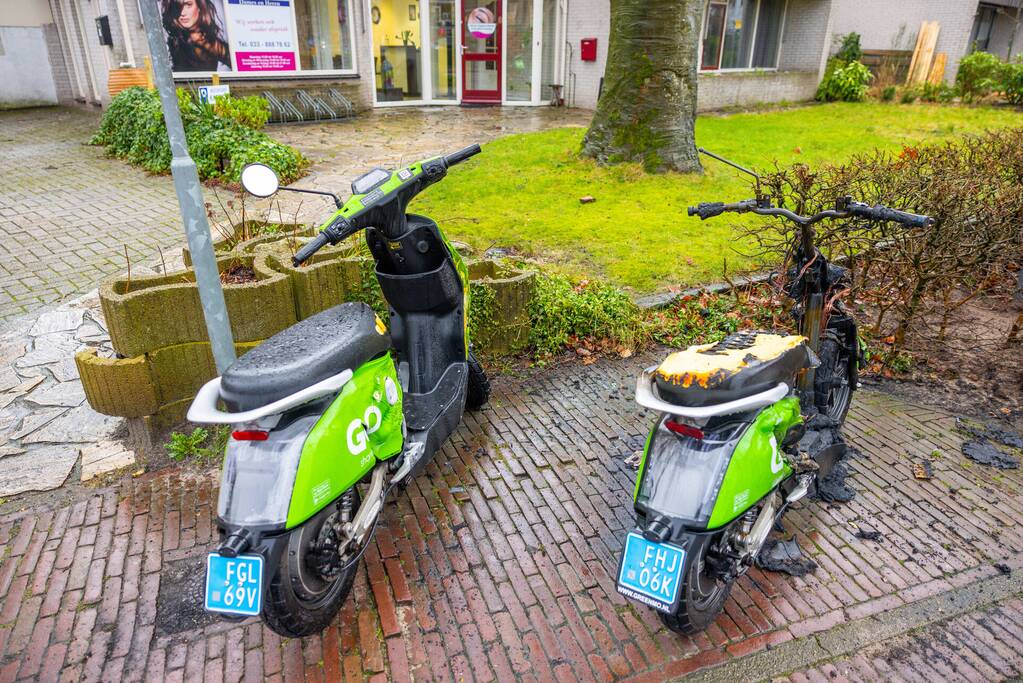 Twee Go Sharing-deelscooters in brand in Hoogland