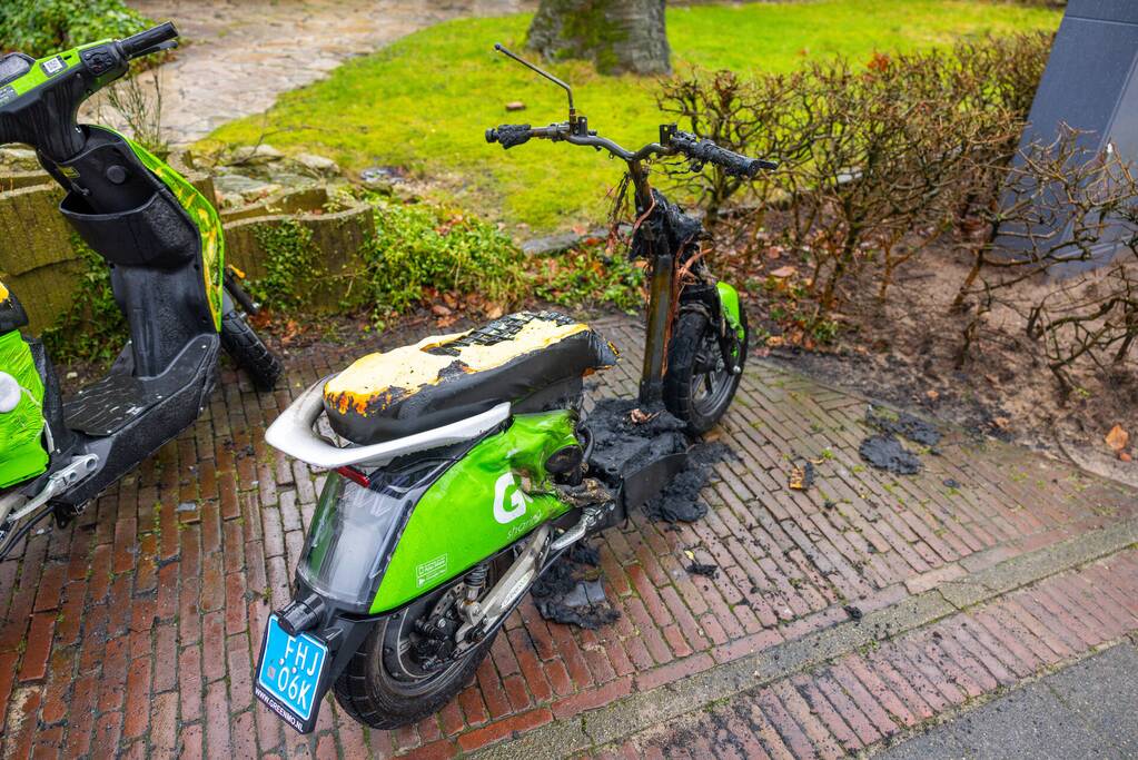 Twee Go Sharing-deelscooters in brand in Hoogland