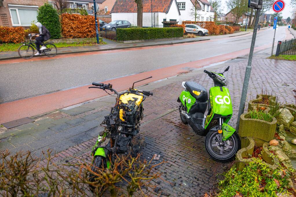 Twee Go Sharing-deelscooters in brand in Hoogland