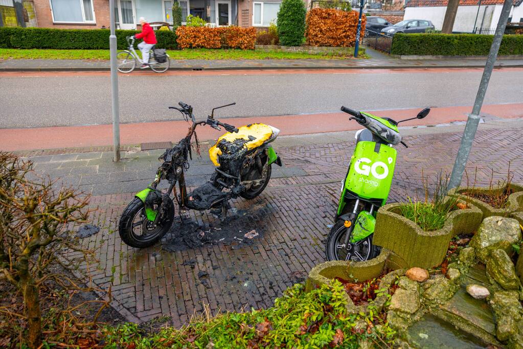Twee Go Sharing-deelscooters in brand in Hoogland