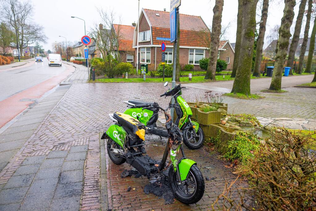 Twee Go Sharing-deelscooters in brand in Hoogland