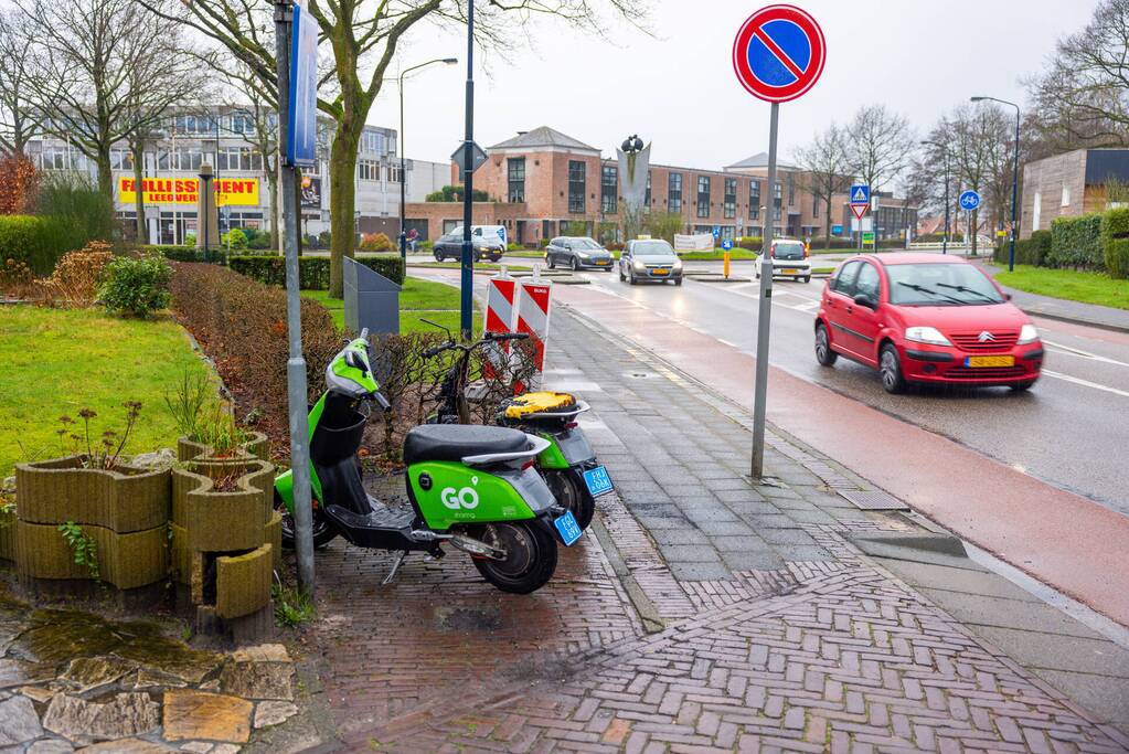 Twee Go Sharing-deelscooters in brand in Hoogland