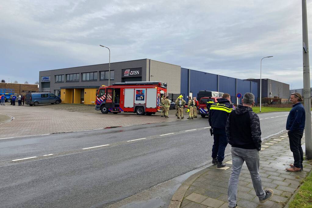 Bedrijfspand ontruimd vanwege gaslucht in hal