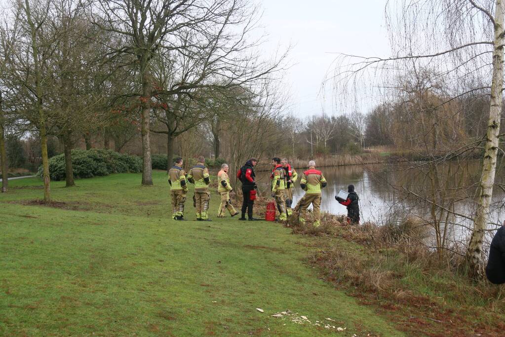 Duikers van de brandweer redden vastzittende meeuw