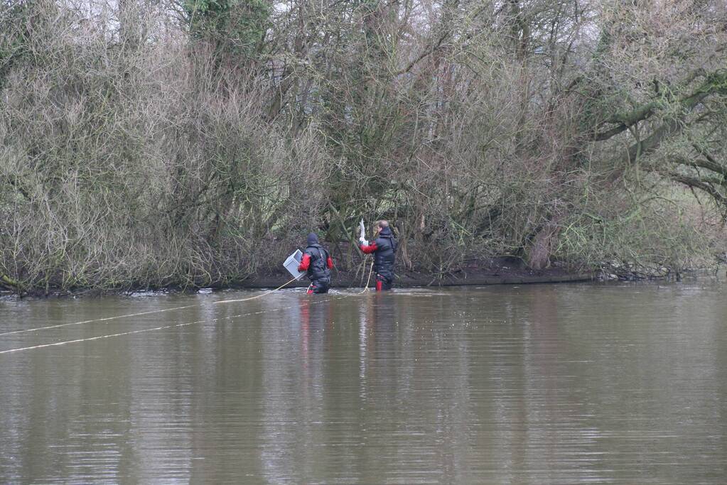 Duikers van de brandweer redden vastzittende meeuw
