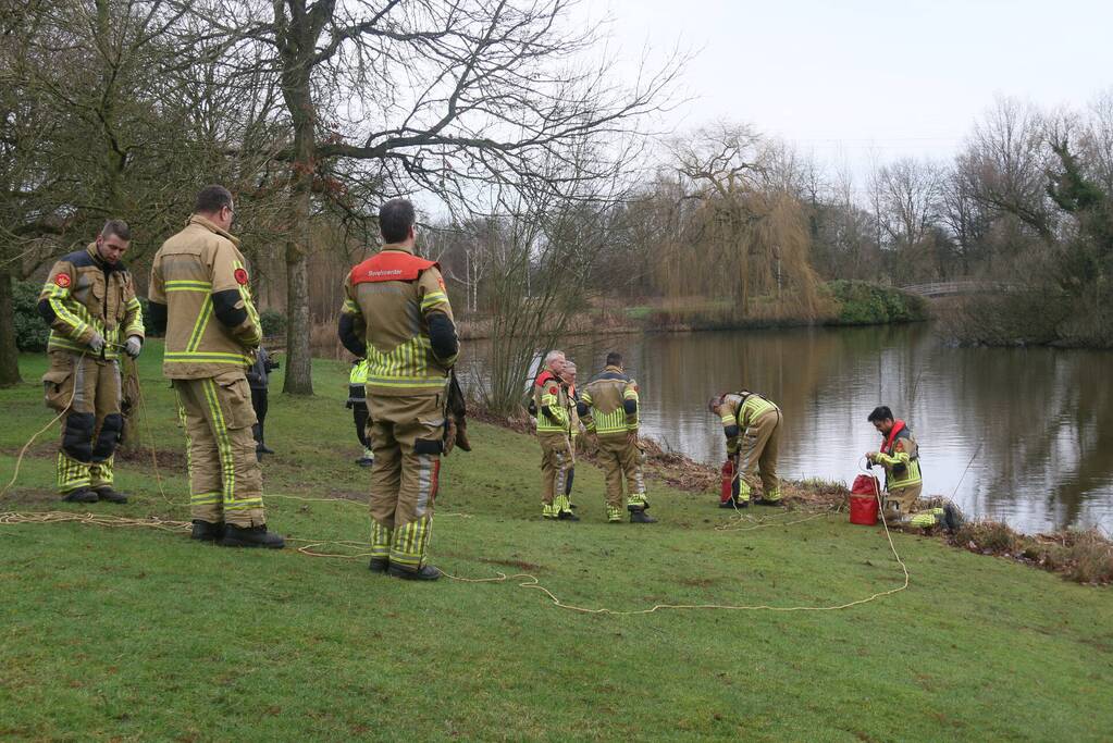 Duikers van de brandweer redden vastzittende meeuw
