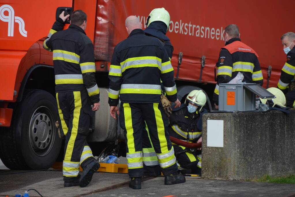 Vrachtwagenchauffeur rijdt dieseltank lek
