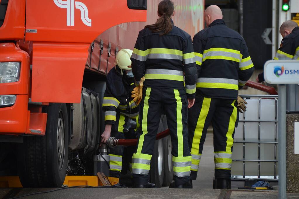 Vrachtwagenchauffeur rijdt dieseltank lek