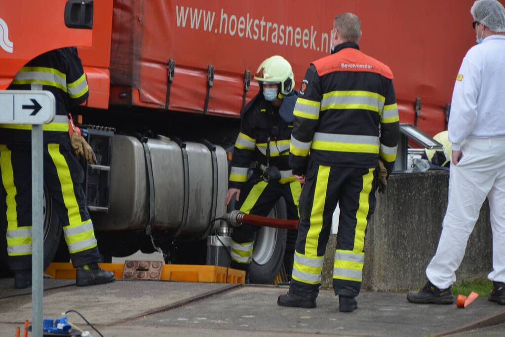 Vrachtwagenchauffeur rijdt dieseltank lek