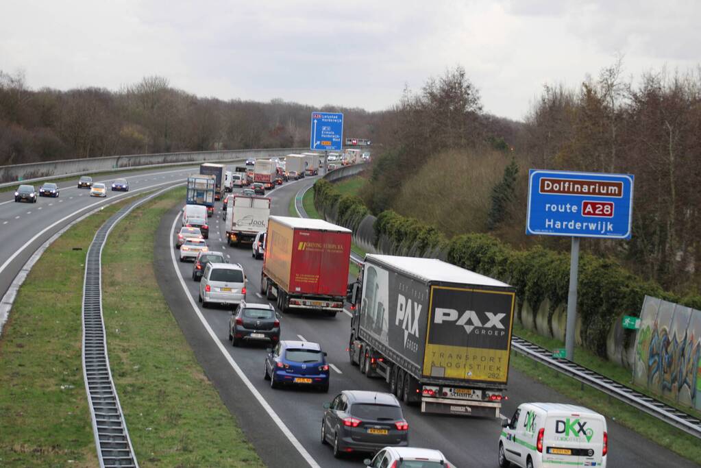 Lange file door ongeval op snelweg