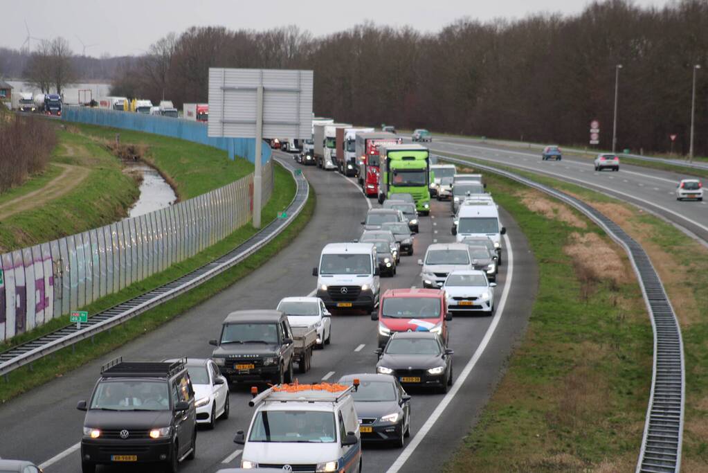 Lange file door ongeval op snelweg