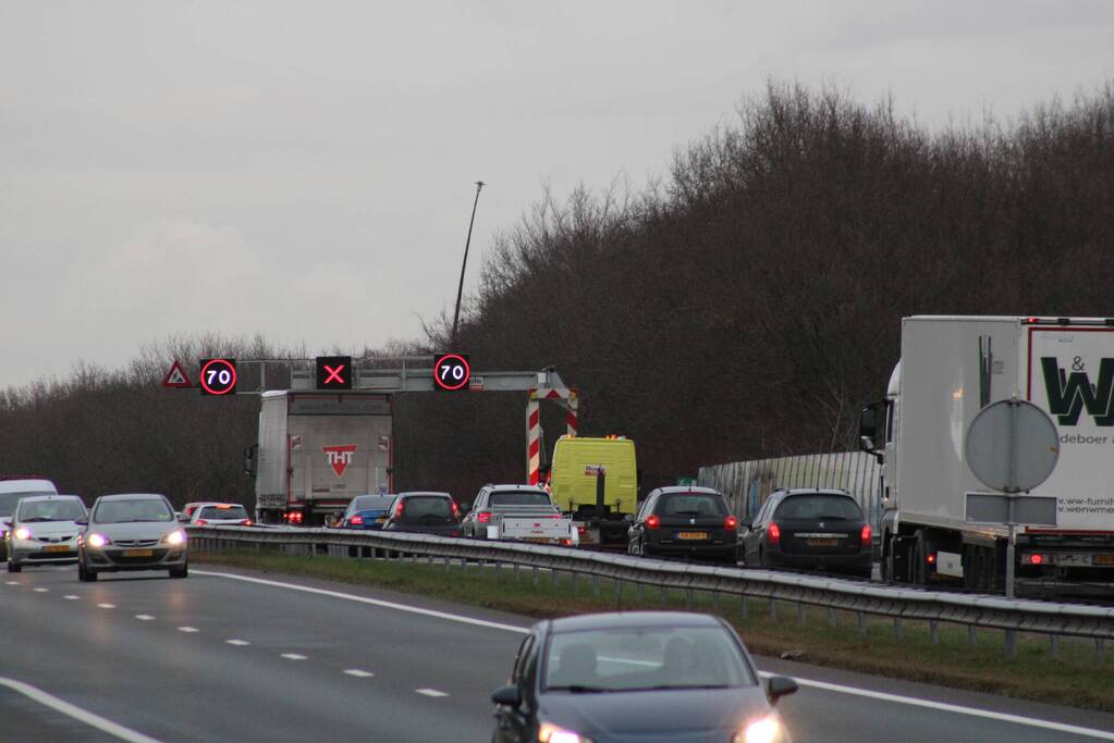 Lange file door ongeval op snelweg