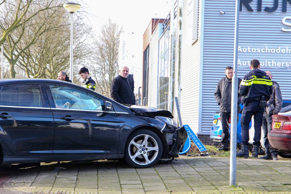 Veel schade na botsing met twee voertuigen