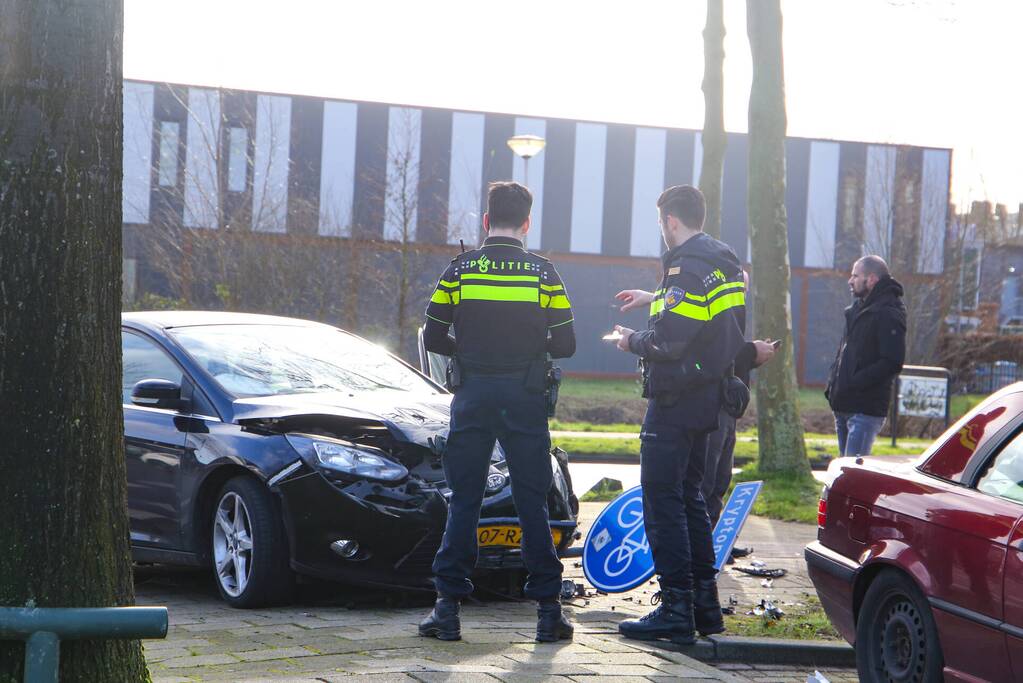 Veel schade na botsing met twee voertuigen