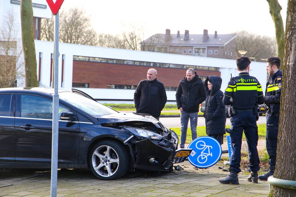 Veel schade na botsing met twee voertuigen