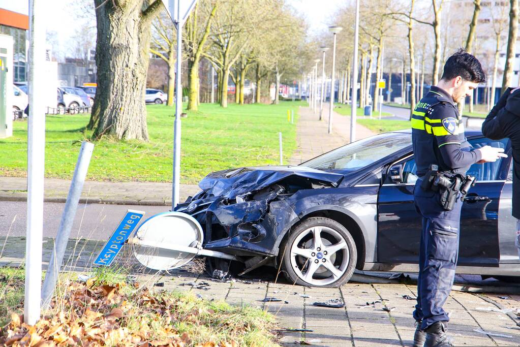 Veel schade na botsing met twee voertuigen