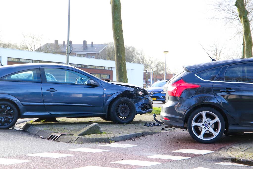 Veel schade na botsing met twee voertuigen