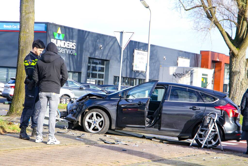 Veel schade na botsing met twee voertuigen