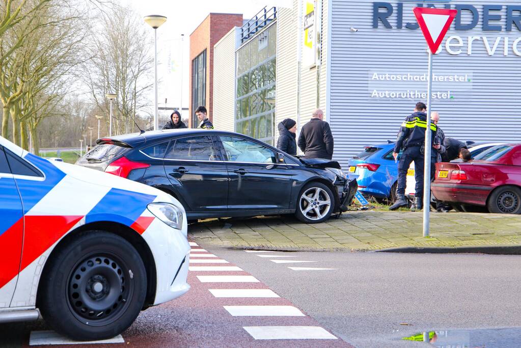 Veel schade na botsing met twee voertuigen