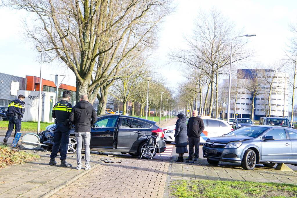 Veel schade na botsing met twee voertuigen