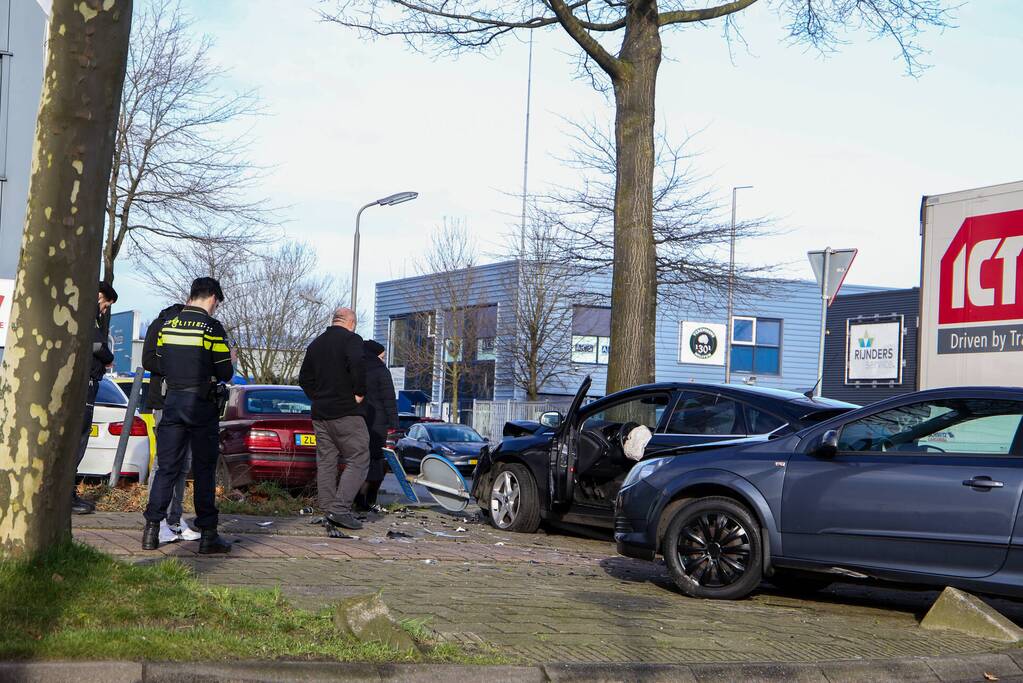 Veel schade na botsing met twee voertuigen