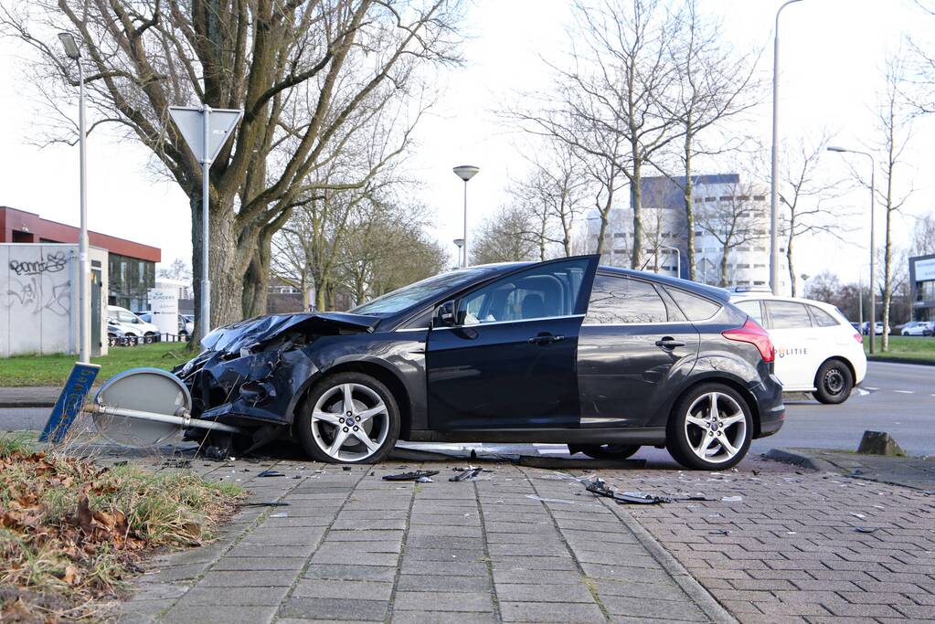 Veel schade na botsing met twee voertuigen