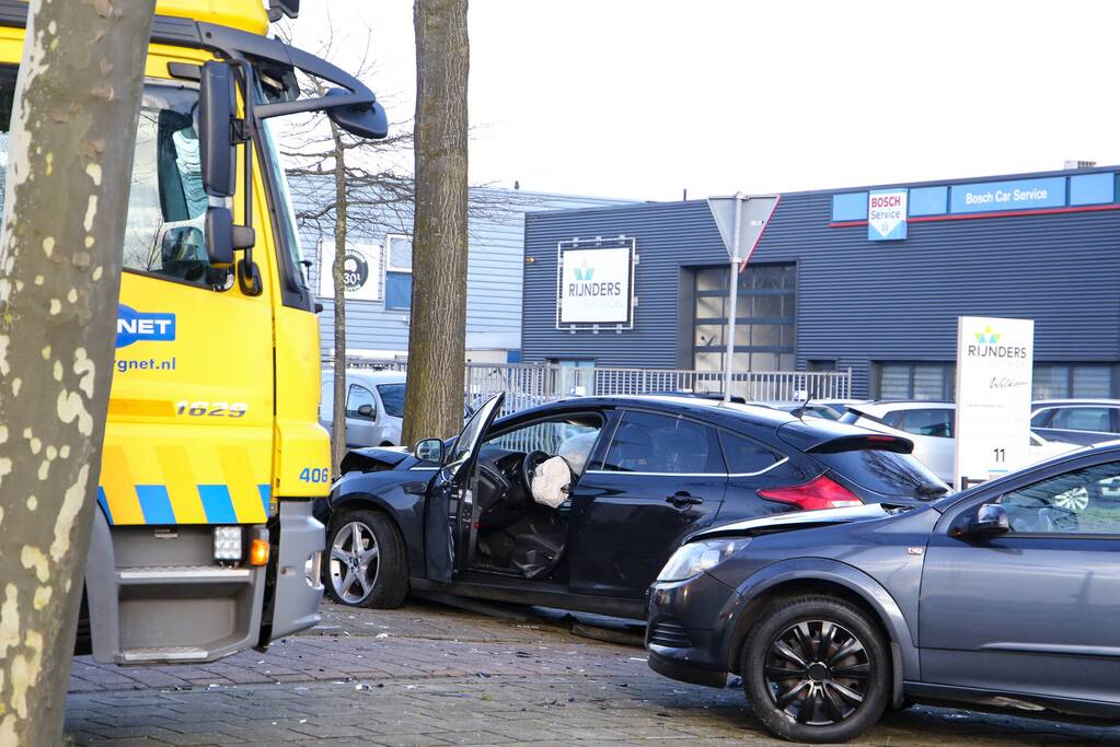 Veel schade na botsing met twee voertuigen