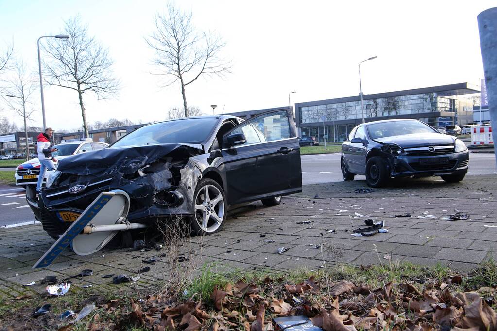 Veel schade na botsing met twee voertuigen