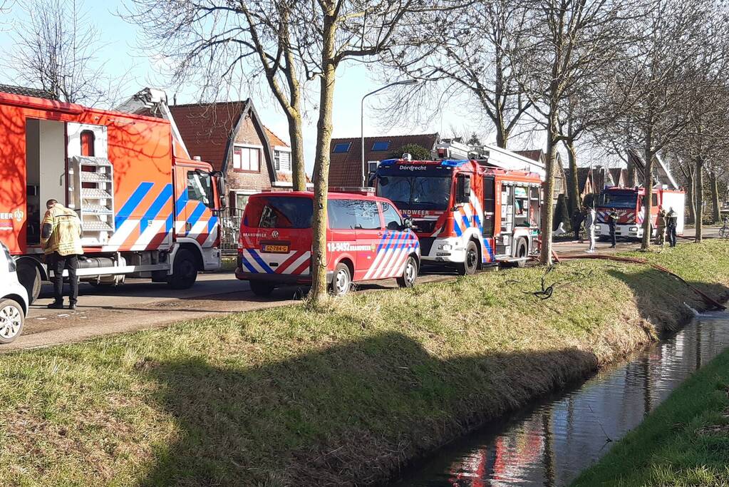 Brandweer blust brand in schuur