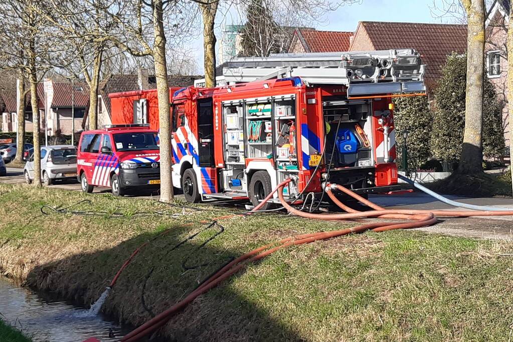 Brandweer blust brand in schuur