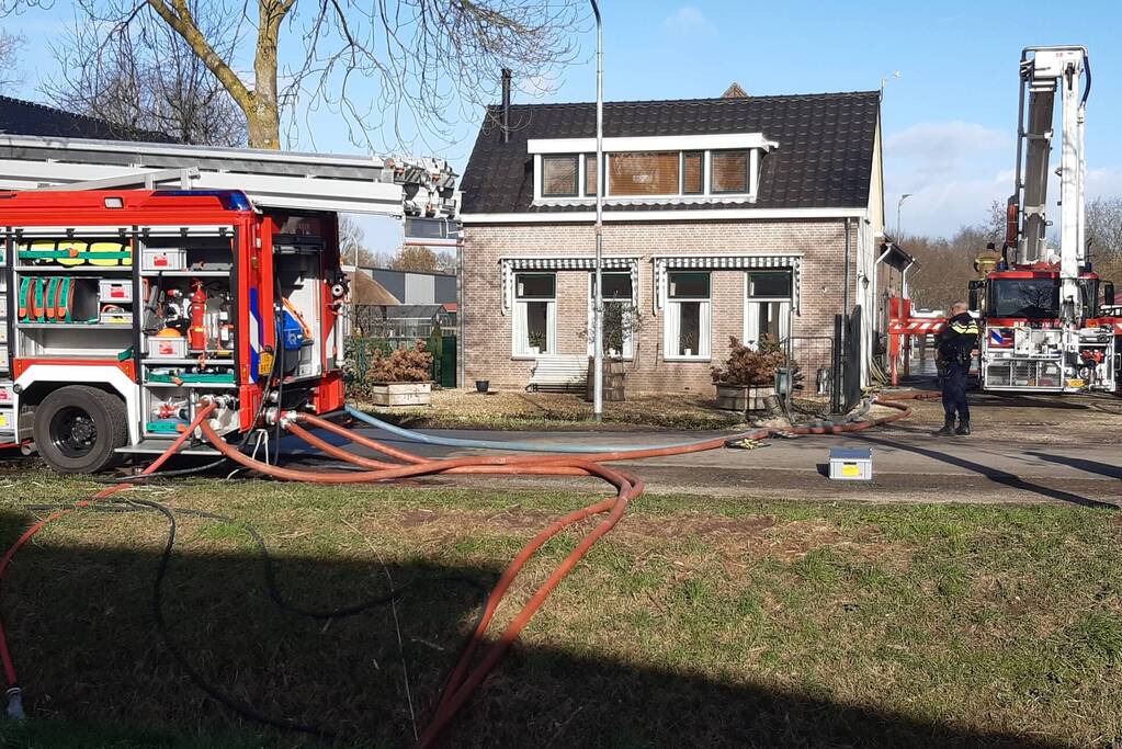 Brandweer blust brand in schuur