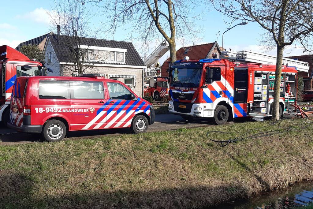 Brandweer blust brand in schuur
