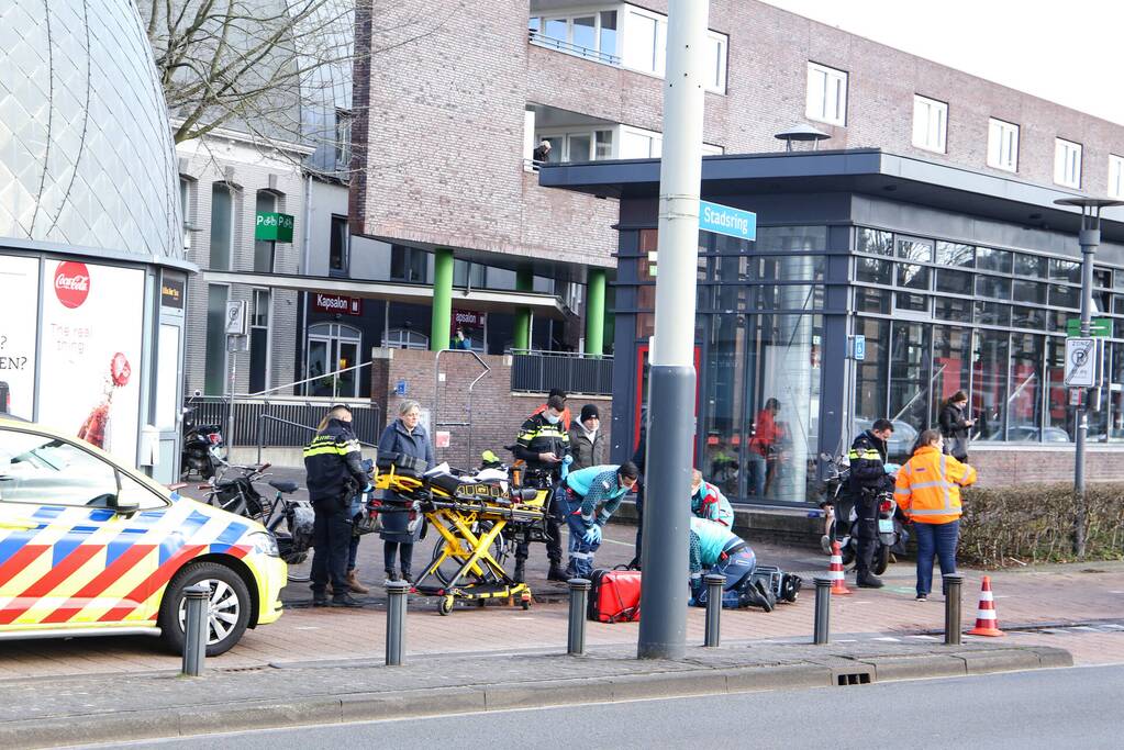 Fietser en scooter botsen tegen elkaar