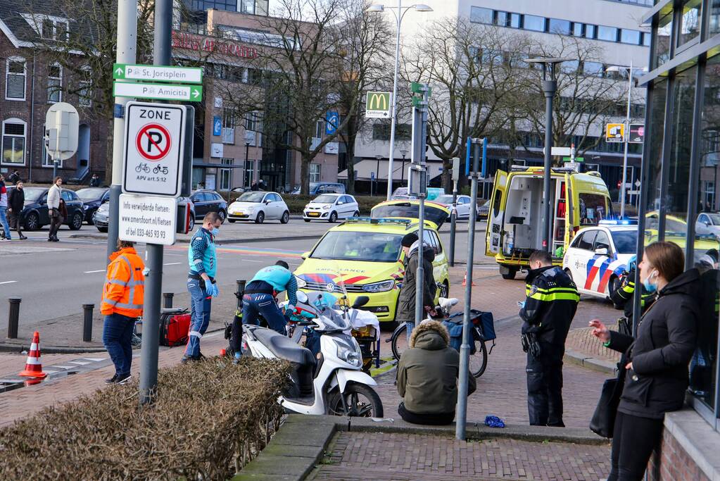 Fietser en scooter botsen tegen elkaar
