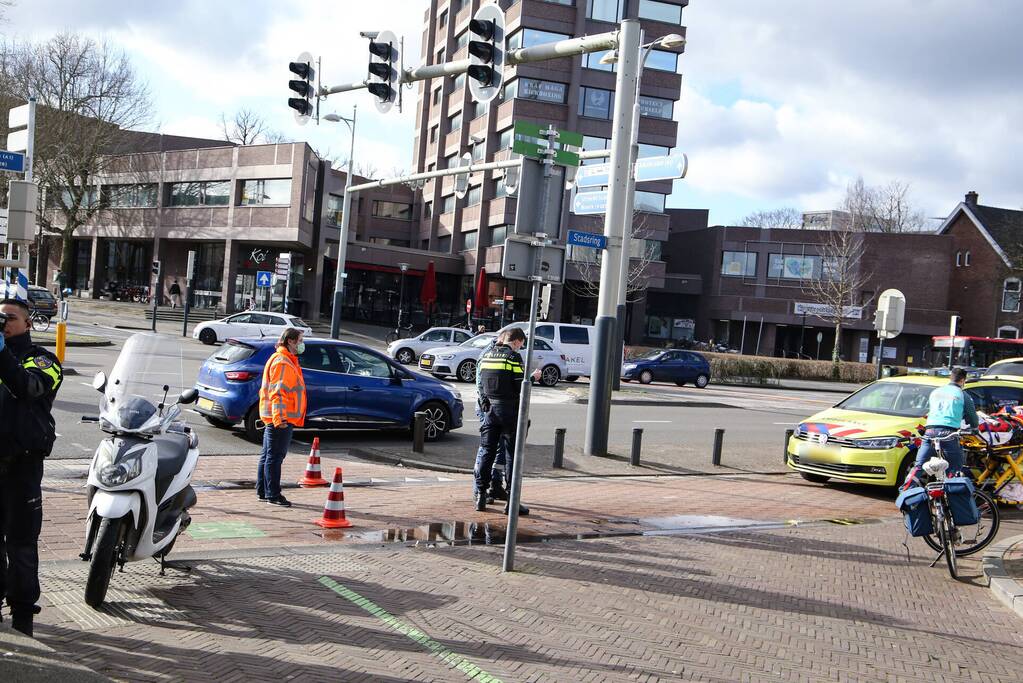 Fietser en scooter botsen tegen elkaar