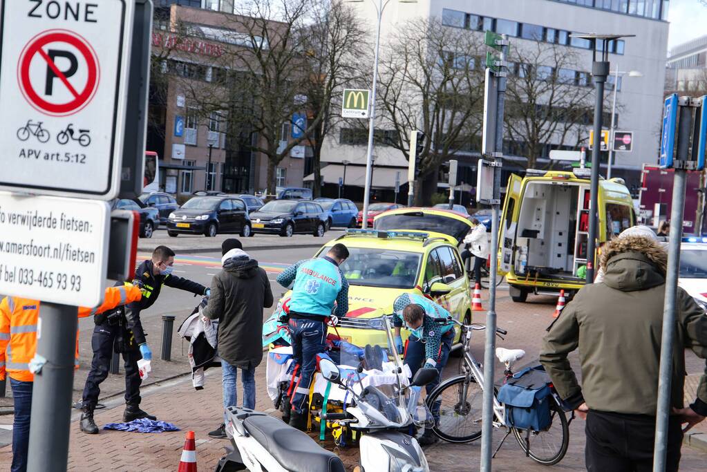 Fietser en scooter botsen tegen elkaar
