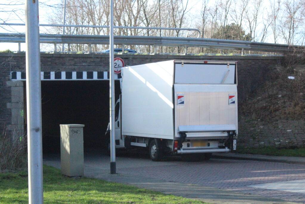 Bestelbus rijdt zich klem tegen tunnel