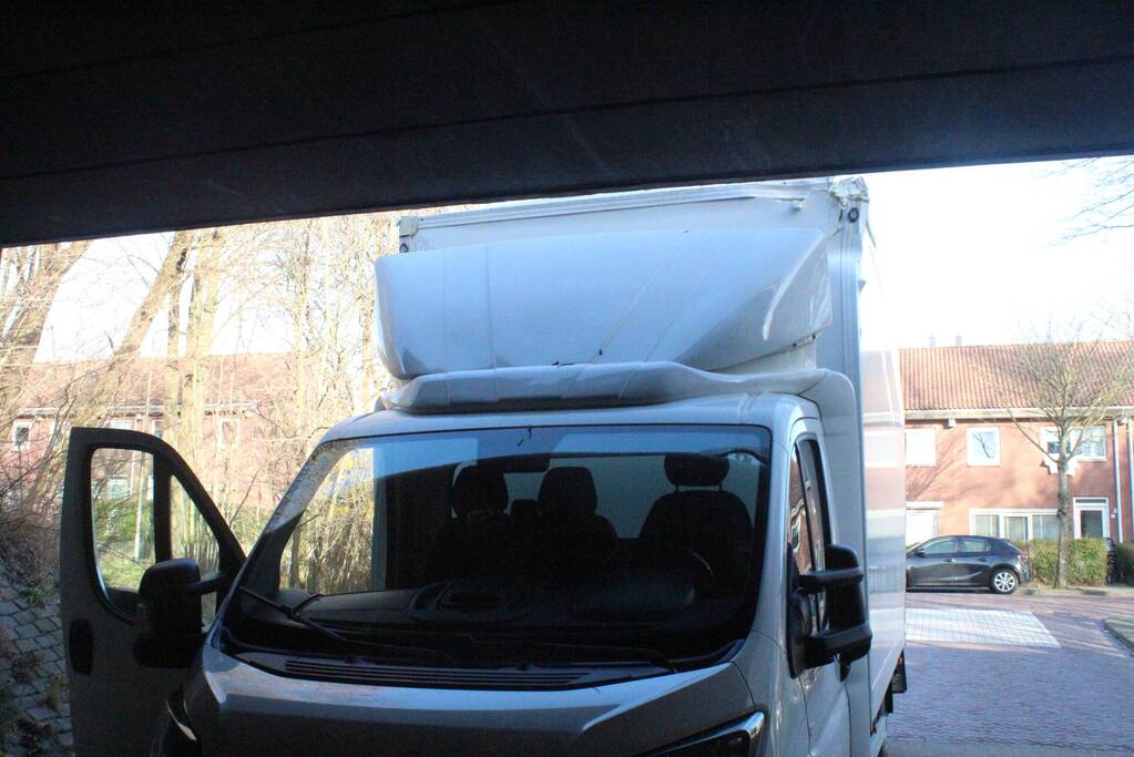 Bestelbus rijdt zich klem tegen tunnel