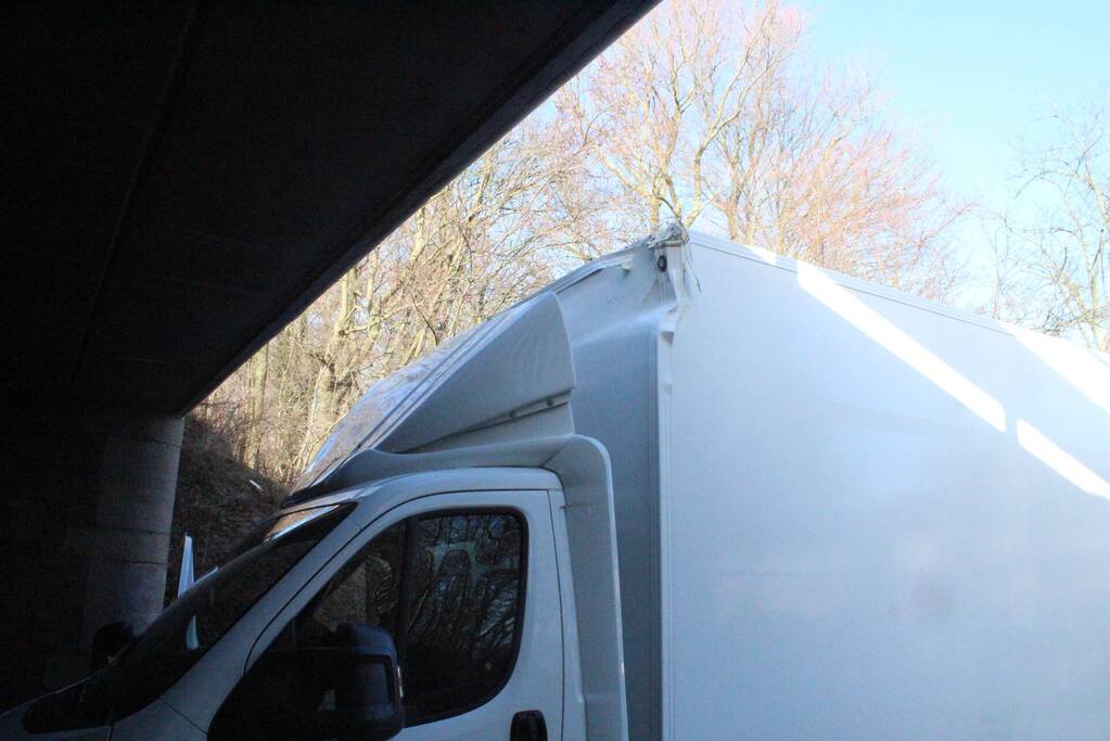 Bestelbus rijdt zich klem tegen tunnel