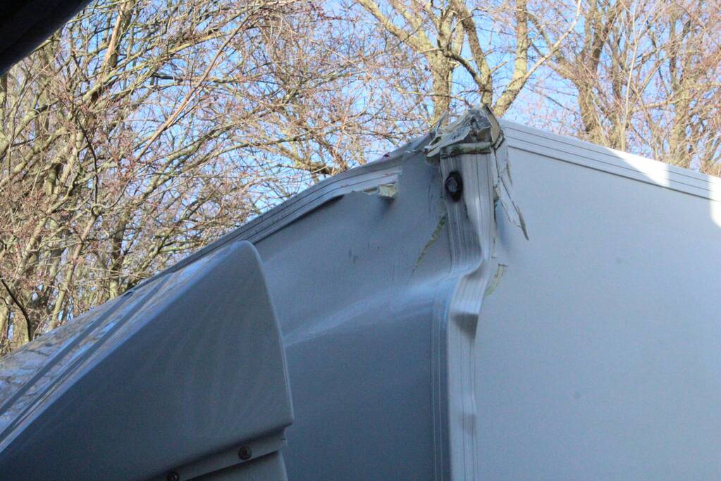 Bestelbus rijdt zich klem tegen tunnel