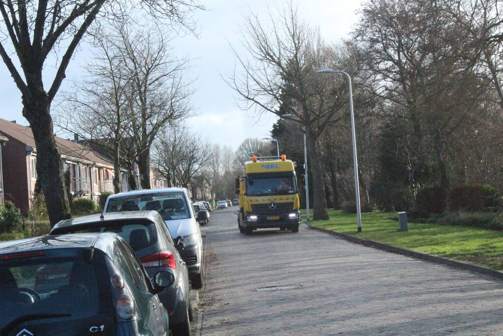 Bestelbus rijdt zich klem tegen tunnel